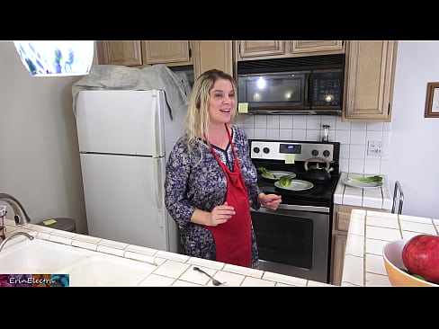 ❤️ Matrigna che lo munge in cucina prima del suo appuntamento ☑ Video di sesso al it.analytik24.ru ❌❤
