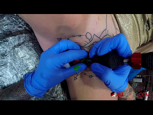 ❤️ Estremamente tatuato hottie Sully Savage ottenuto un tatuaggio sul suo clitoride ☑ Video di sesso al it.analytik24.ru ❌❤